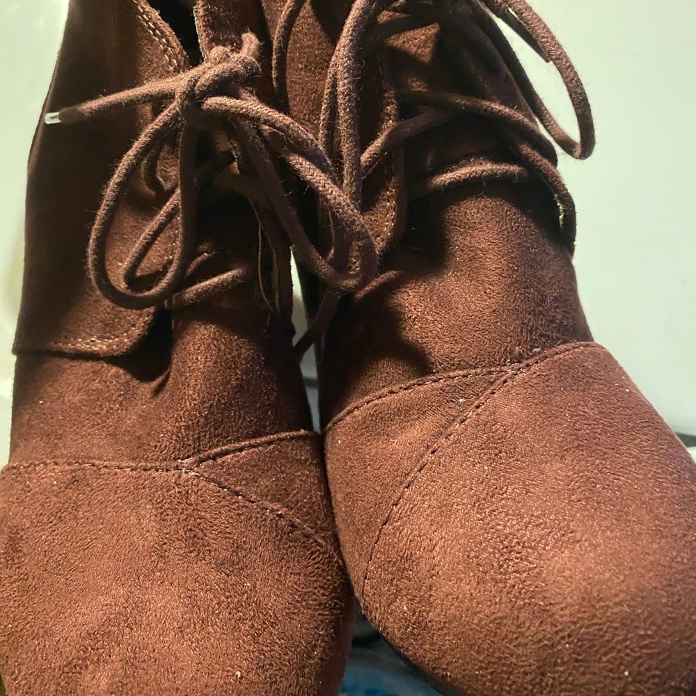CITY CLASSIFIED BOOTS BURGENDY Lace Up Ankle Boots with Suede Finish - Picture 2 of 7